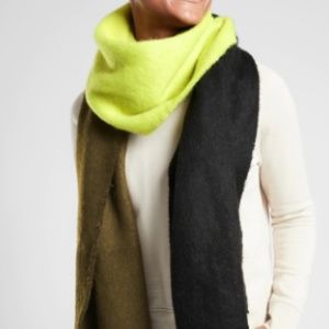 NWOT Athleta Calgary Scarf